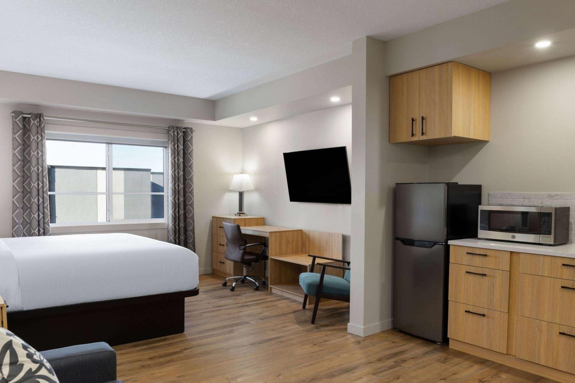 Baymont By Wyndham West Edmonton Hotel Екстериор снимка